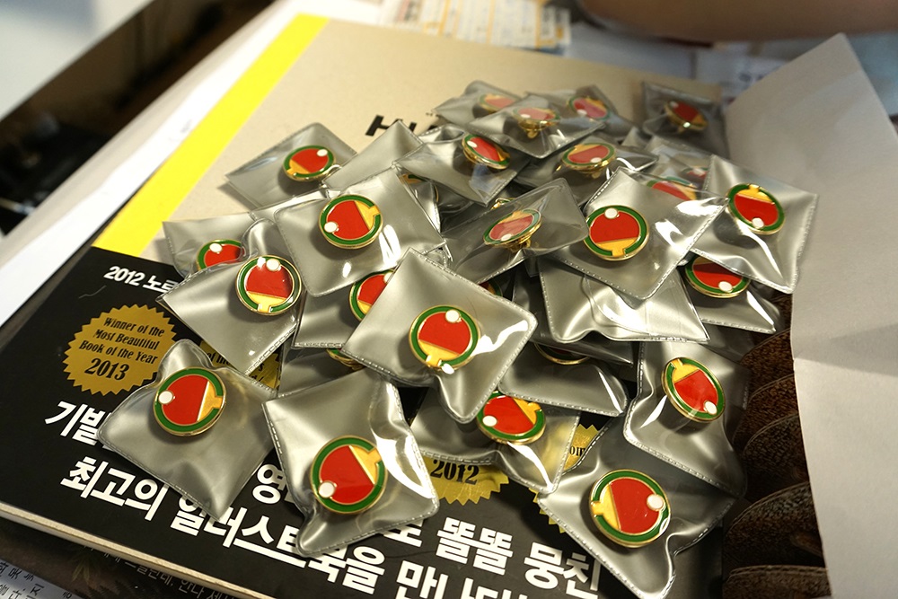 펀딩 답례품으로 배지작업 진행중입니다.